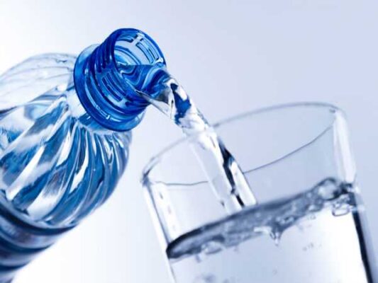 Uống nước đúng cách không chỉ giúp giải khát mà còn tăng cường sức khỏe, hỗ trợ tiêu hóa và đào thải độc tố. Khám phá 10 quy tắc vàng trong việc uống nước mỗi ngày.